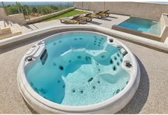 PassionSpa Recharge-spabad – Pure Collection, hvid overflade, turkisblåt vand, massagedyser