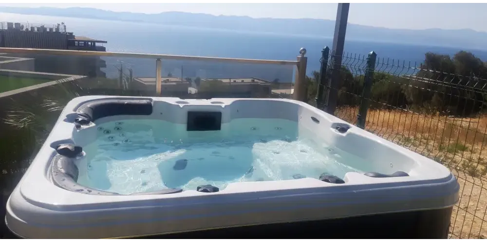 PassionSpa Refresh-spabad – Pure Collection, hvid overflade, sorte detaljer, boblende vand
