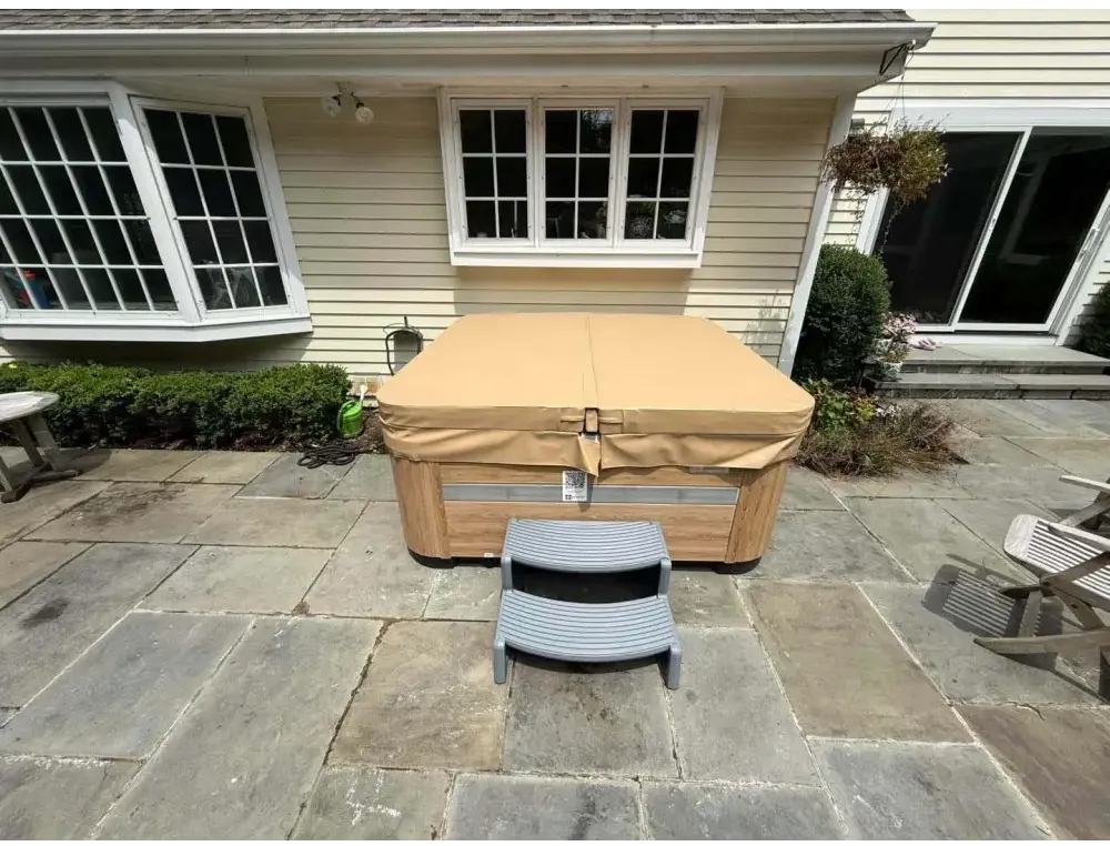 PassionSpa Refresh-spabad – Pure Collection, beige overflade, træpanel, grå trappe