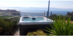 PassionSpa Refresh-spabad – hvid og sort, boblende vand, terrasse, havsudsigt