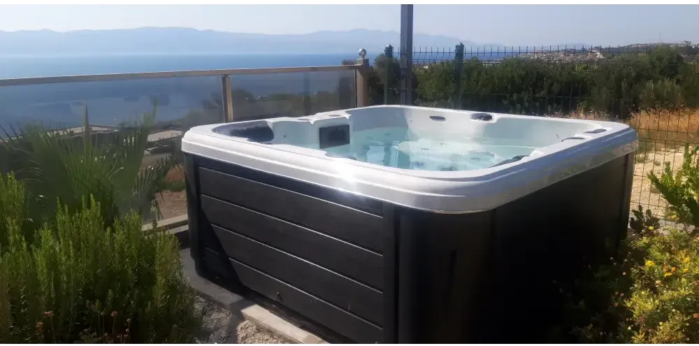 PassionSpa Refresh-spabad – Pure Collection, hvid og sort, moderne panelbeklædning