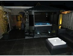 PassionSpa Refresh-spabad – sort overflade, blå belysning, mørkt tag
