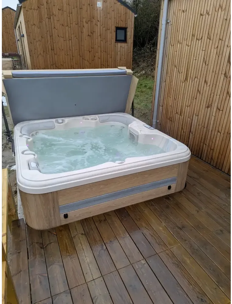 PassionSpa Refresh-spabad – Pure Collection, hvid overflade med trælook, gråt låg, boblende vand