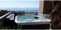 PassionSpa Relax-spabad – Pure Collection, hvid overflade, rektangulær form, blåt vand, sorte paneler