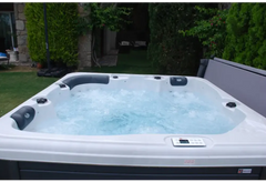 PassionSpa Relax-spabad – Pure Collection, hvid og grå, boblende vand, sorte nakkestøtter, kontrolpanel