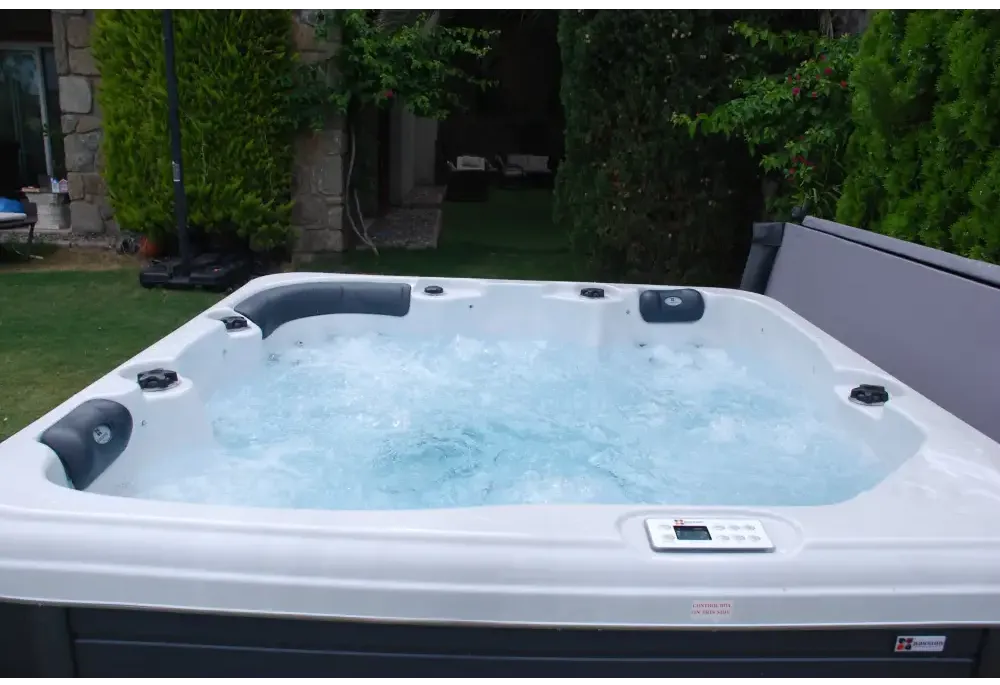 PassionSpa Relax-spabad – Pure Collection, hvid og grå, boblende vand, sorte nakkestøtter, kontrolpanel