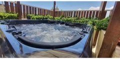 PassionSpa Relax-spabad – Pure Collection, sort overflade, boblende vand, blank buet kant