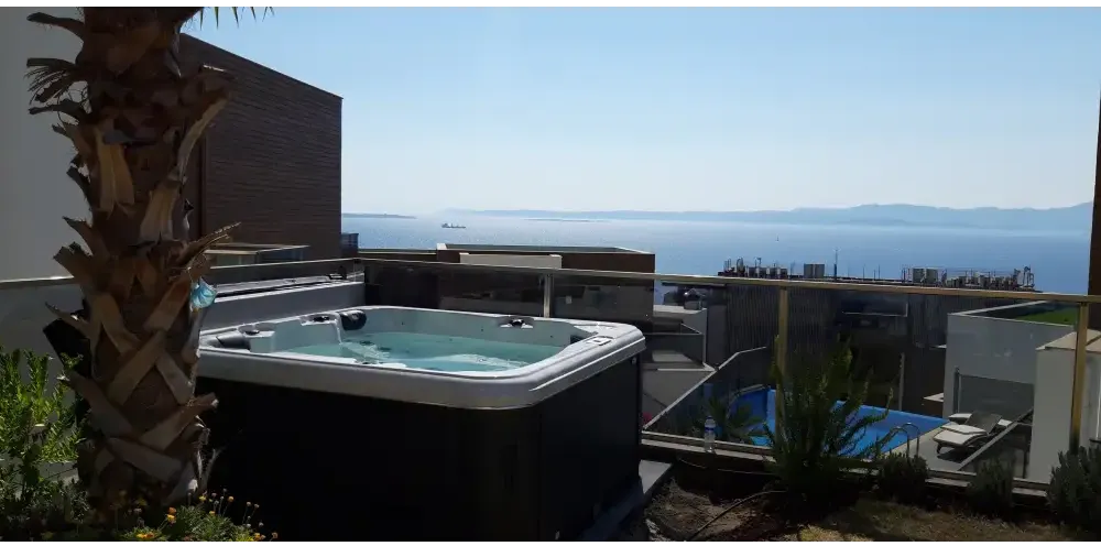 PassionSpa Relax-spabad – Pure Collection, sort overflade, blåt vand, på tagterrasse, havsudsigt