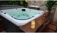 PassionSpa Relax-spabad – Pure Collection, hvid inderside, sorte detaljer, grøn LED-belysning