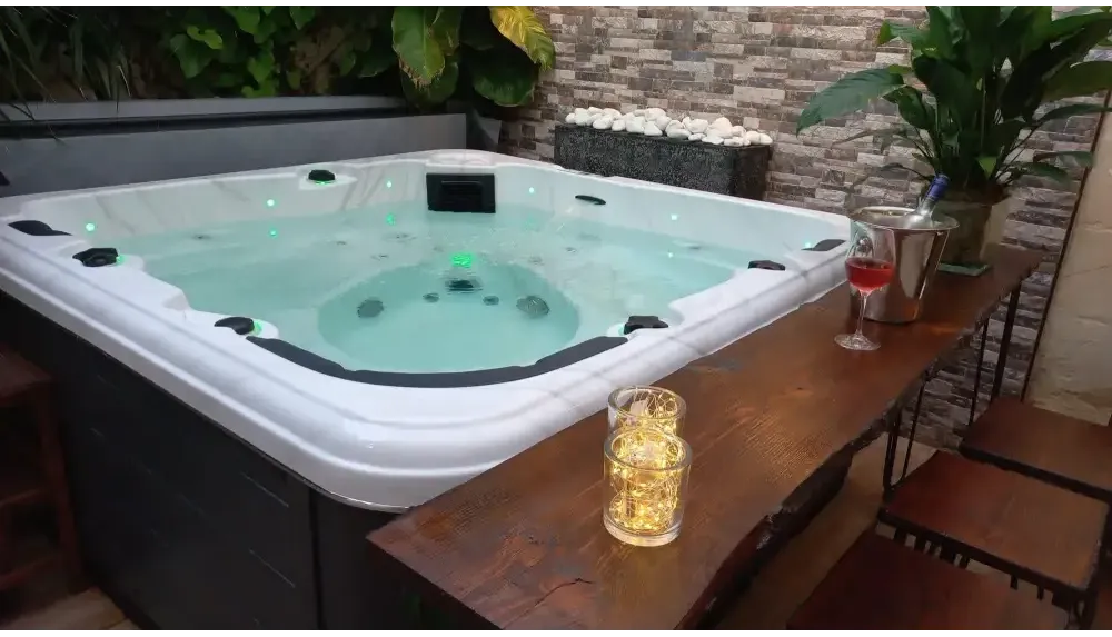 PassionSpa Relax-spabad – Pure Collection, hvid inderside, sorte detaljer, grøn LED-belysning