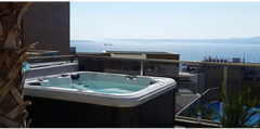 PassionSpa Relax-spabad – Pure Collection, hvid og sort, på balkon, havsudsigt