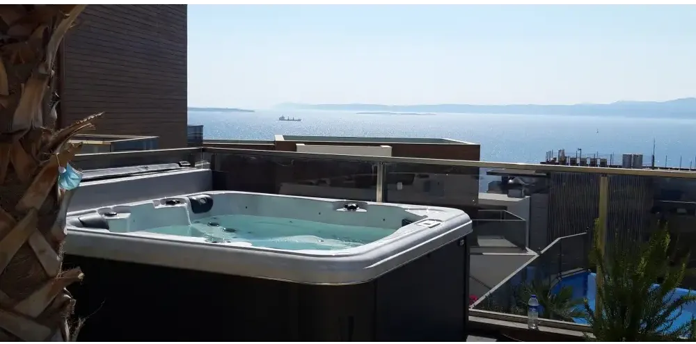 PassionSpa Relax-spabad – Pure Collection, hvid og sort, på balkon, havsudsigt