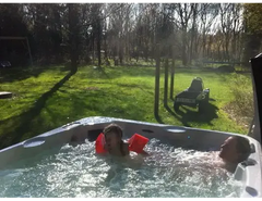 PassionSpa Relax-spabad – Pure Collection, gråt design, boblende vand, to personer slapper af