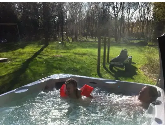 PassionSpa Relax-spabad – Pure Collection, gråt design, boblende vand, to personer slapper af
