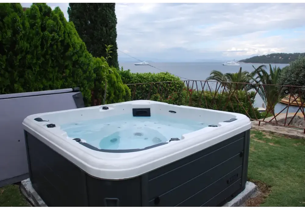 PassionSpa Relax-spabad – Pure Collection, hvid og mørkegrå, moderne design, udendørs