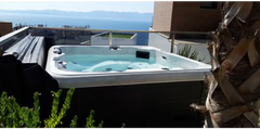 PassionSpa Relax-spabad – Pure Collection, hvid overflade, på balkon, havsudsigt