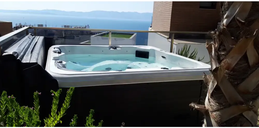 PassionSpa Relax-spabad – Pure Collection, hvid overflade, på balkon, havsudsigt