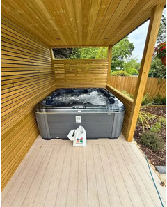 PassionSpa Rewind-spabad – gråt design, sort inderside, boblende vand, træterrasse