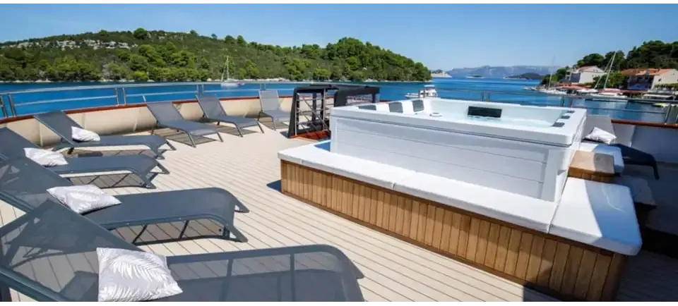 PassionSpa Serene 6 Fire Pit-spabad – hvid overflade, rektangulær form, træpanel