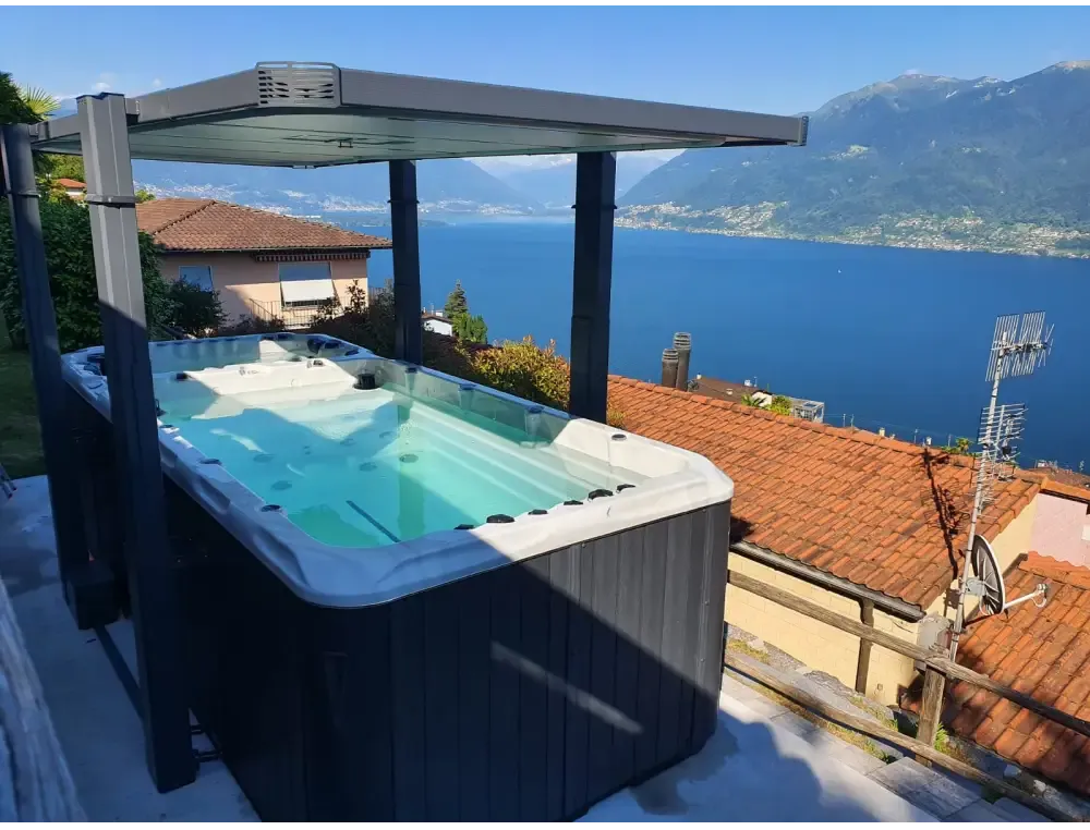 PassionSpa Spirit Deep-swimspa – hvid og sort, moderne tag, på tagterrasse, udsigt over søen