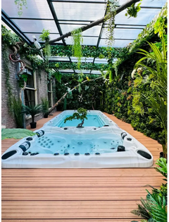 PassionSpa Spirit Deep-swimspa – Sport Collection, hvid overflade, sorte massagedyser, grønne omgivelser, tag med klare paneler