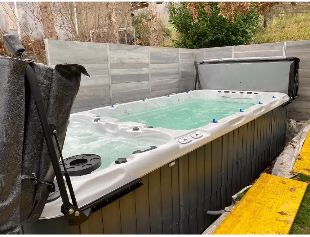 PassionSpa Spirit-swimspa – hvid og sort, turkisblåt vand, massagedyser