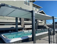 PassionSpa Vitality-swimspa – moderne grå pergola med lysgennemskinnelige tagpaneler