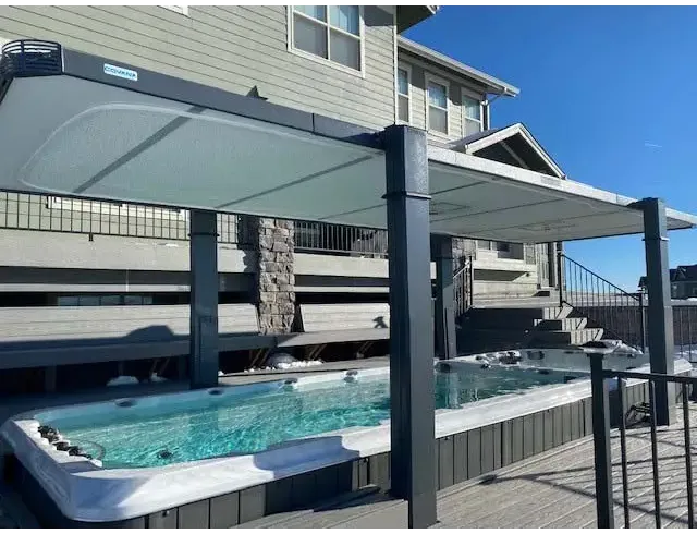 PassionSpa Vitality-swimspa – moderne grå pergola med lysgennemskinnelige tagpaneler