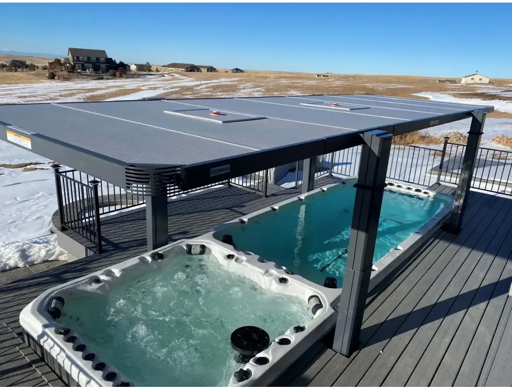 PassionSpa Vitality-swimspa – gråt solcelletag med sort metalramme, terrasseområde