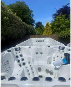 PassionSpa Vitality-swimspa – Sport Collection, hvid overflade, hvid inderside, massagedyser, sorte detaljer
