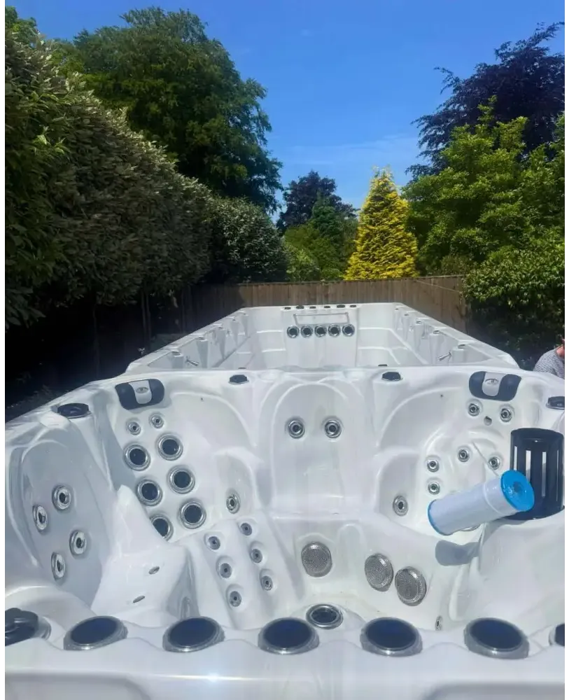PassionSpa Vitality-swimspa – Sport Collection, hvid overflade, hvid inderside, massagedyser, sorte detaljer