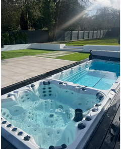 PassionSpa Vitality-swimspa – hvid overflade, hvid inderside, blåt vand, sorte massagedyser