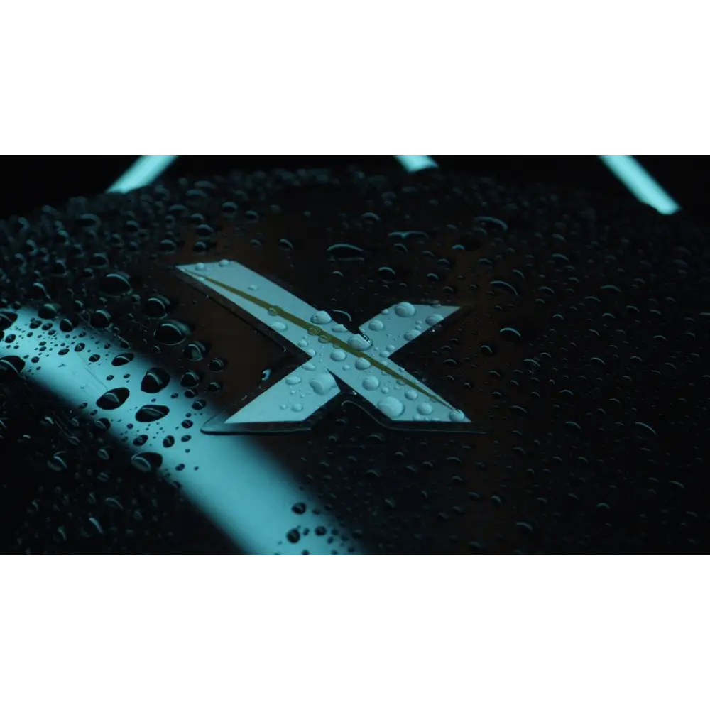 Silvrig X-emblem med guldaccent för XWarrior InverX X60 poolrobot