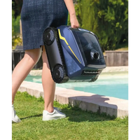 Blå och gul Poolrobot Zodiac Freerider RF 5400 iQ med svarta gummilarver, trådlös frihet