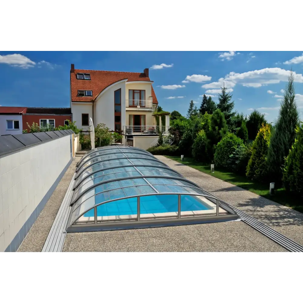 Täckt pool med Box Dallas 3x6 klar kanalplast och glas