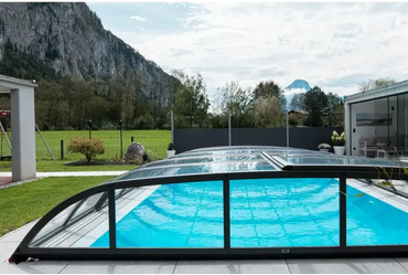 Dallas-pooltag – sort ramme, over en blå pool, 4 x 8