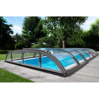 Pooltak Dallas med grå ram och genomskinliga paneler över blå pool