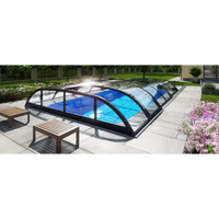 Pooltak Dallas med svart ram över blå pool