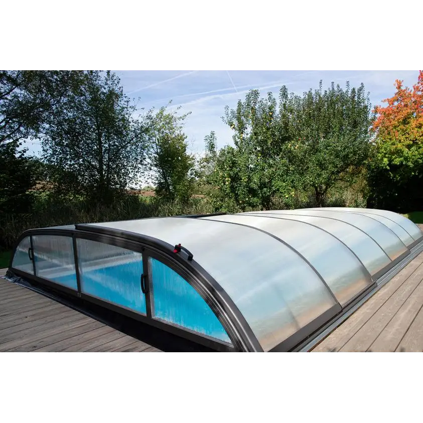 Pooltak Dallas med svart ram över blå pool, 4x8 modell