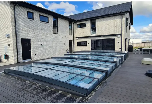 Moderne tagpaneler til pool med kant – klarplast, antracitfarvet, over en træterrasse