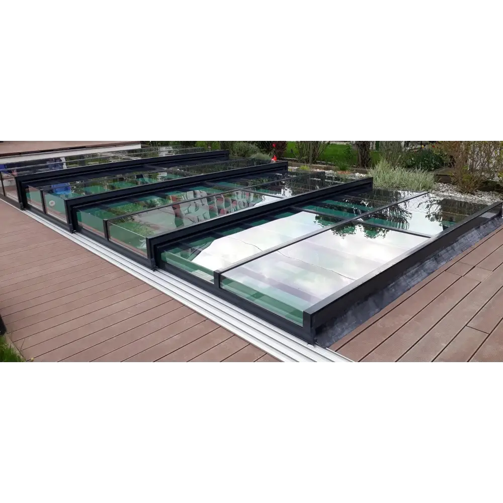 Modern pooltak Icon med sarg klarplast antracit över trädäck