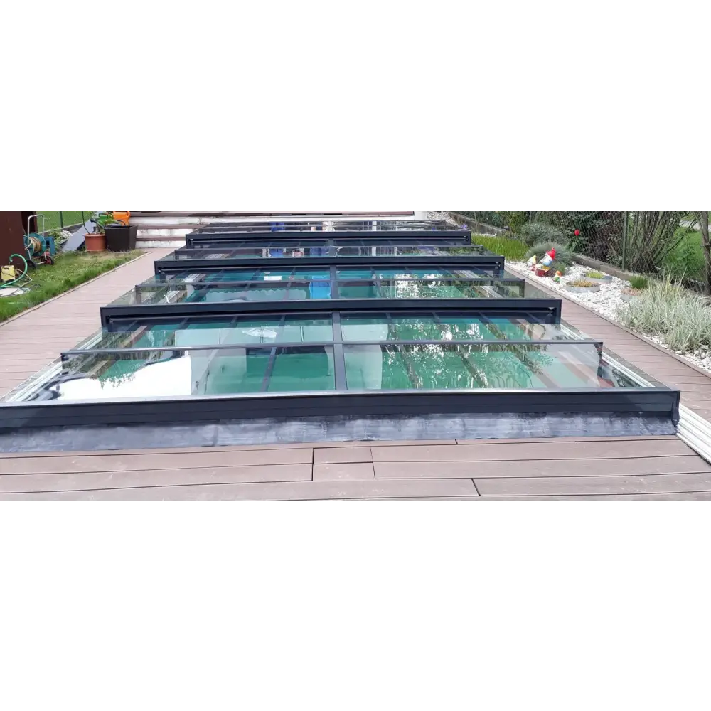 Pooltak Icon i klarplast antracit med modern glaspaneldesign