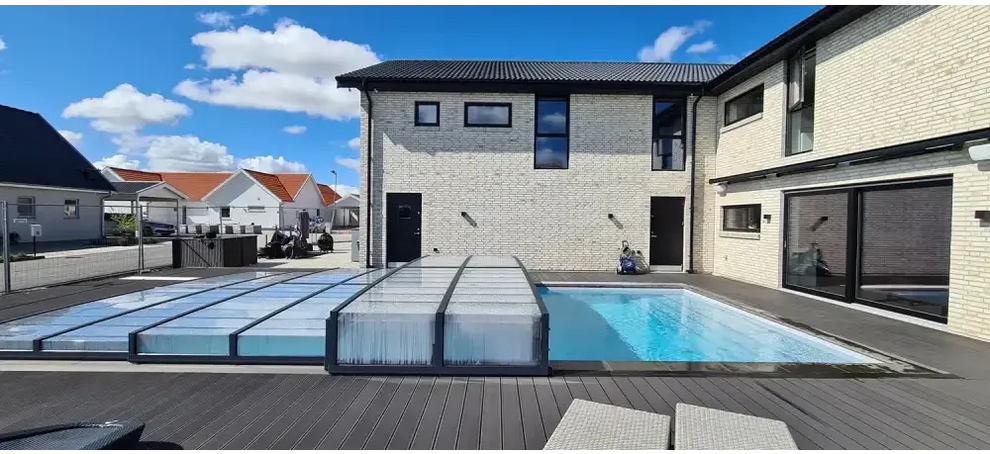Modern pooltak Icon i klarplast antracit med beige tegelhus