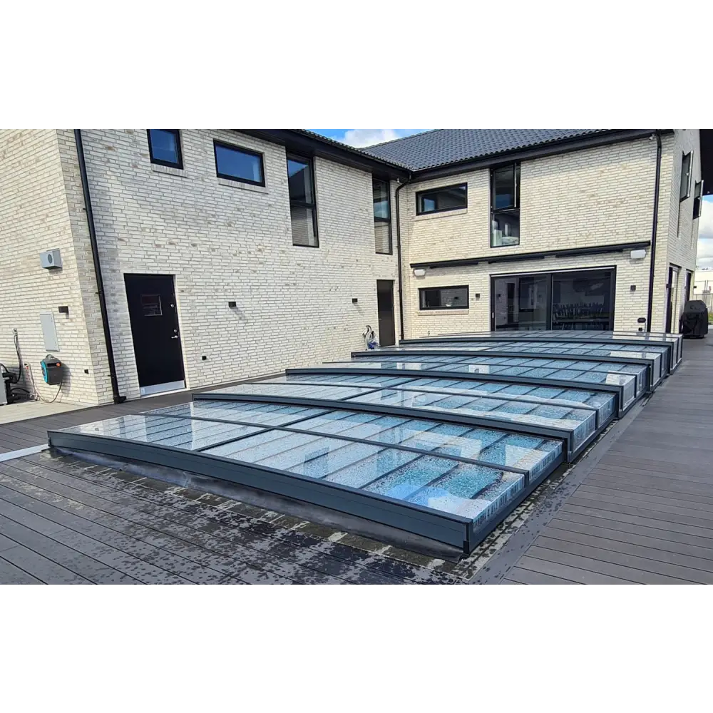 Pooltak Icon i klarplast antracit med modern glaspaneldesign