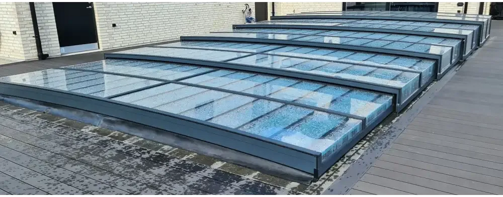 Moderna glastakpaneler i Sarg klarplast antracit med mörka ramar
