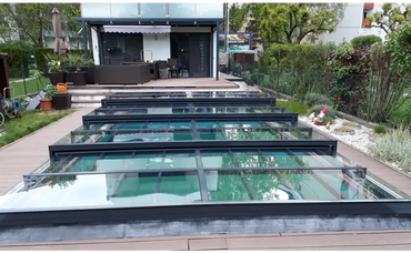 Moderne tagpaneler til pool med kant – klarplast, antracitfarvet, sort ramme