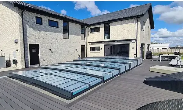 Moderna glastakpaneler i Pooltaket Icon 4x8 Uden, mörk ram, sleek design