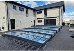 Moderne Icon 4 x 8 Uden-pooltag – tag med klare paneler, over en træterrasse