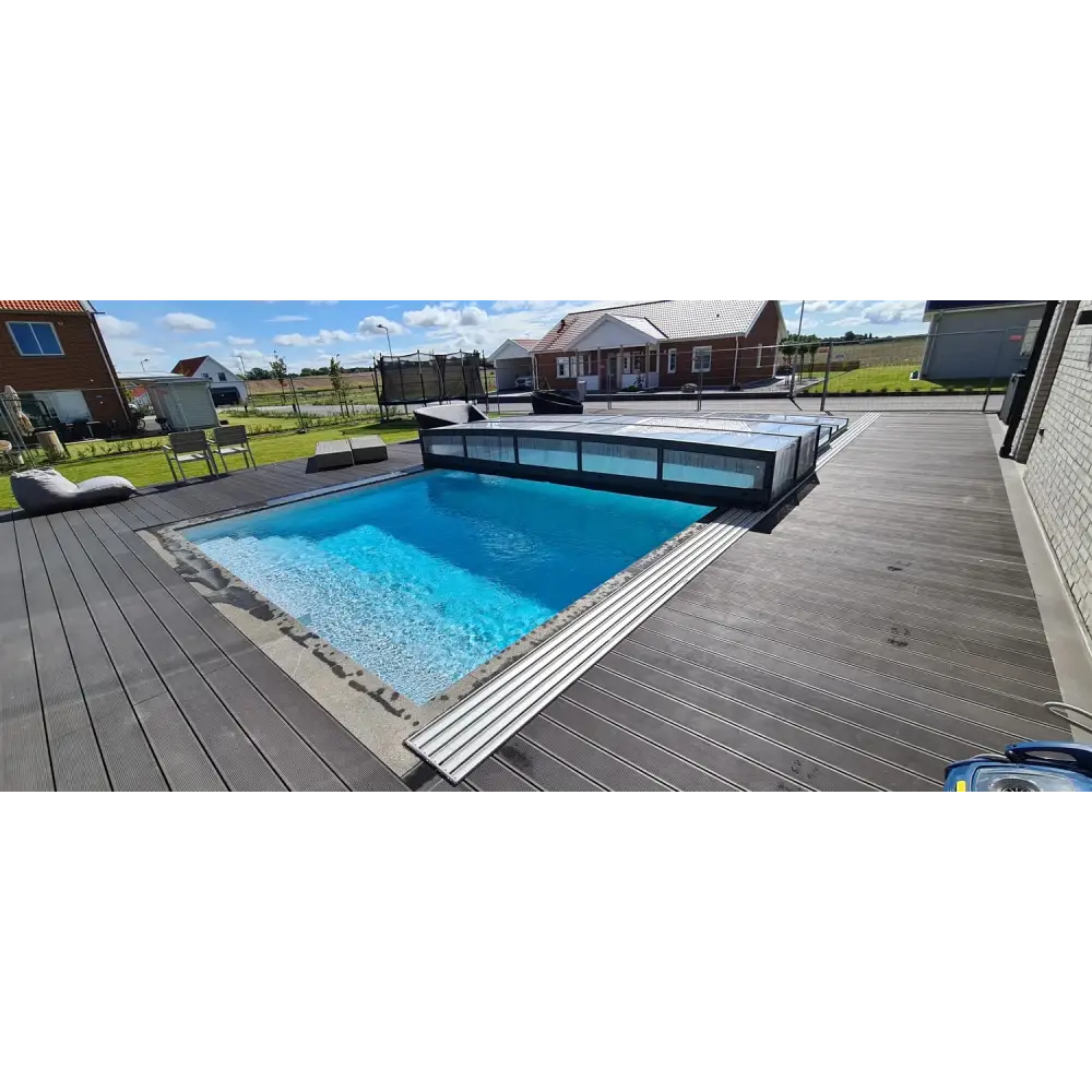 Pooltak ICON 4x8 uden ramme klar med klarblått vatten och svart ram i grå trädäck