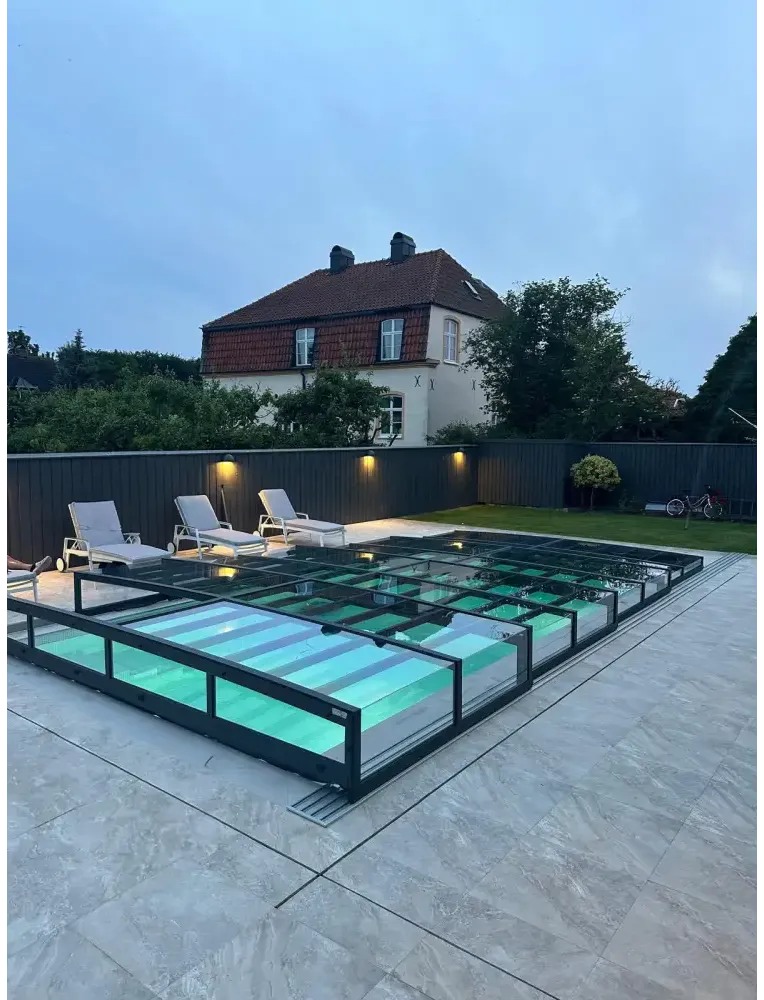 Icon Kit-pooltag – moderne design, transparent overbygning, turkisblåt vand